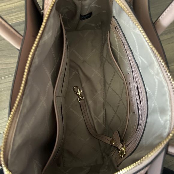 Michael kors purse - Picture 2 of 4